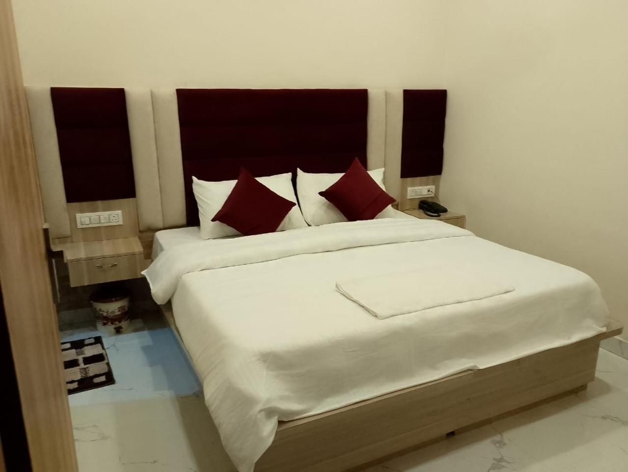 Hotel Lr Delite Inn Mathura Esterno foto