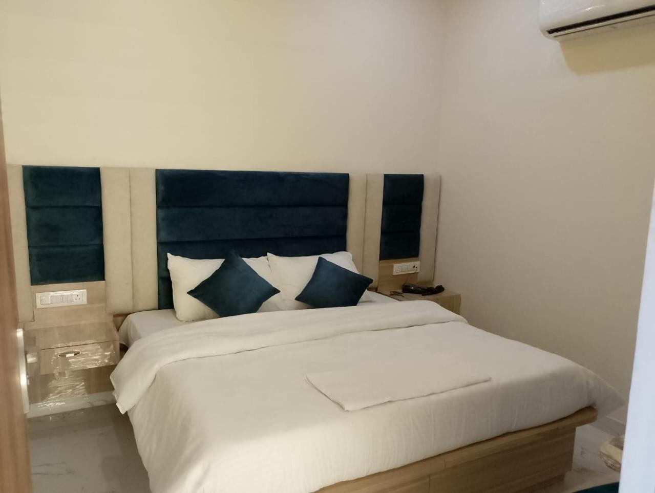 Hotel Lr Delite Inn Mathura Esterno foto